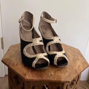 Chelsea Crew | Black and white pumps